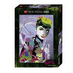Caixa do puzzle de 2000 peças, muito colorido, do artista Cheuk onde Audrey é ilustrada com várias técnicas e com várias cores.