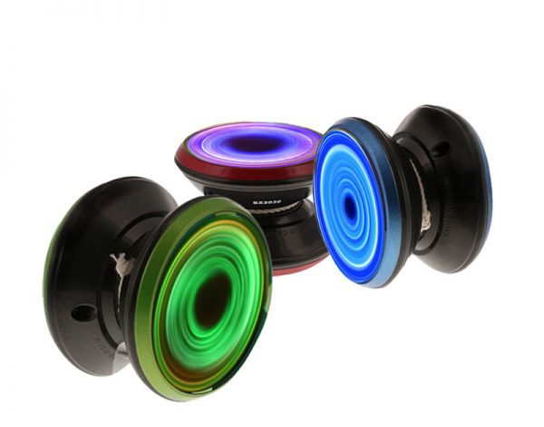 Yo-yo Yofinity nas cores vermelho, verde e azul com luz