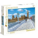 Puzzle 1000 Peças da Clementoni com uma paisagem de Londres coberta de neve enquanto uma senhora passeia um cão e o autocarro vermelho segue viagem.